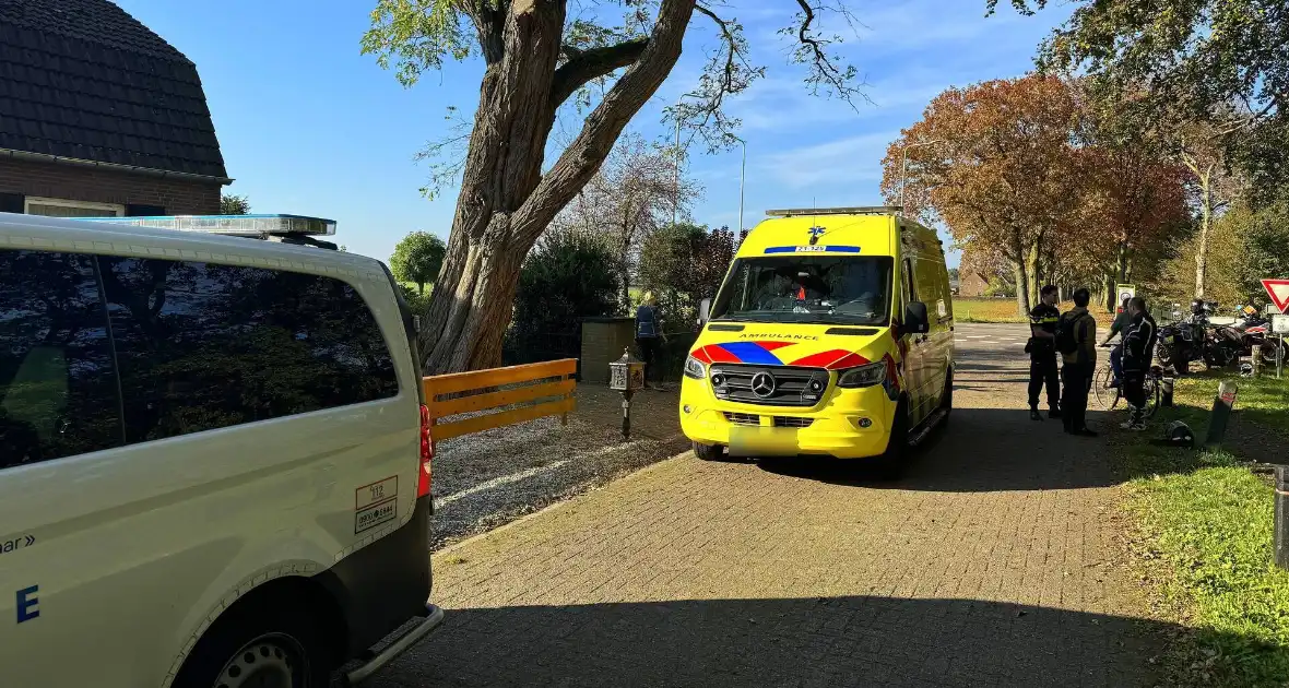 Motorrijder onderuit op zandpad - Foto 2