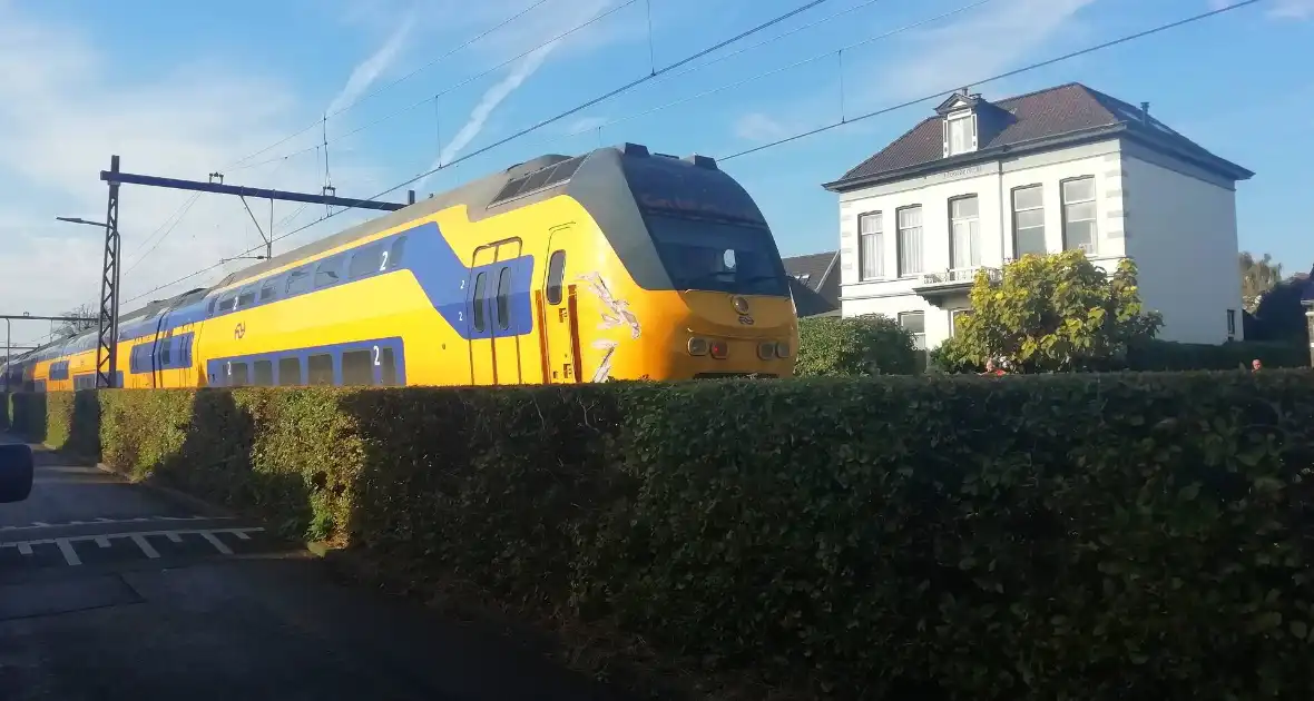 Trein en vrachtwagen botsen op overweg