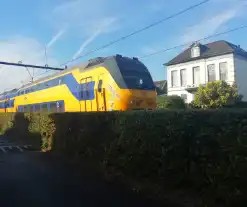 Trein en vrachtwagen botsen op overweg