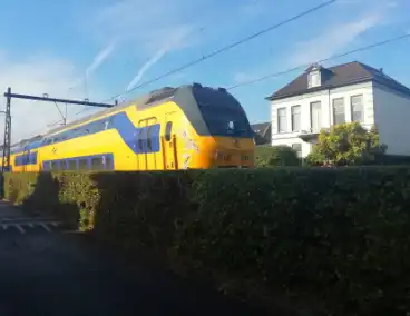 Trein en vrachtwagen botsen op overweg