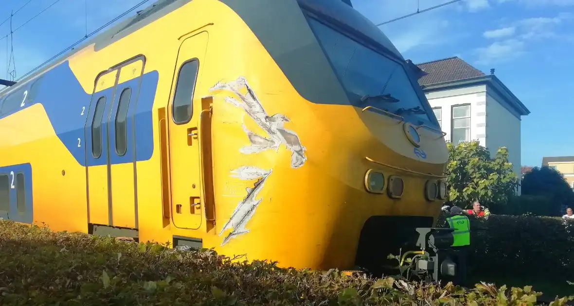 Trein en vrachtwagen botsen op overweg - Foto 3