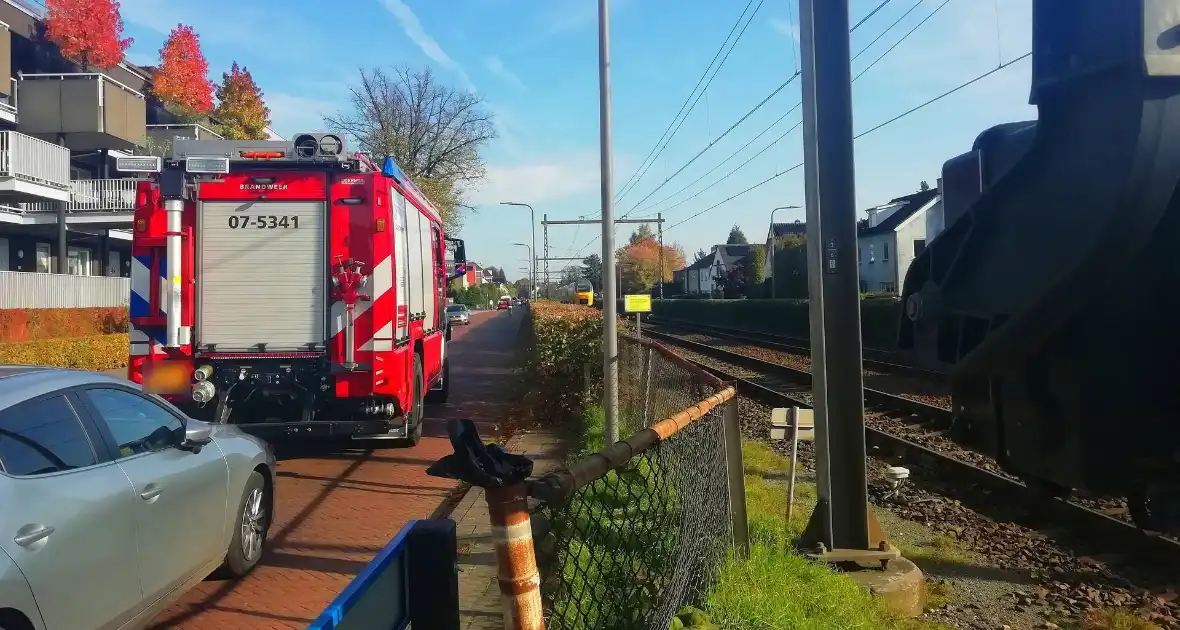 Trein en vrachtwagen botsen op overweg - Foto 4