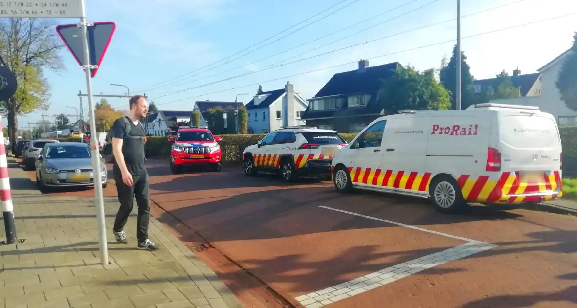 Trein en vrachtwagen botsen op overweg - Foto 7