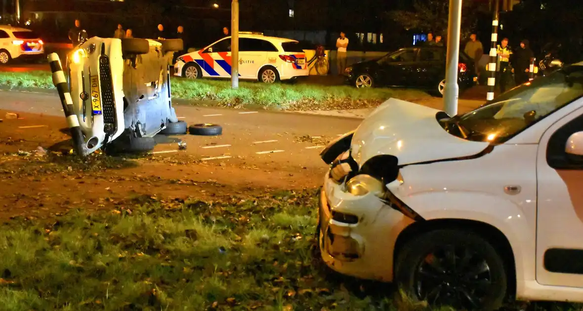 Ravage op kruising: auto belandt op zijkant na harde botsing