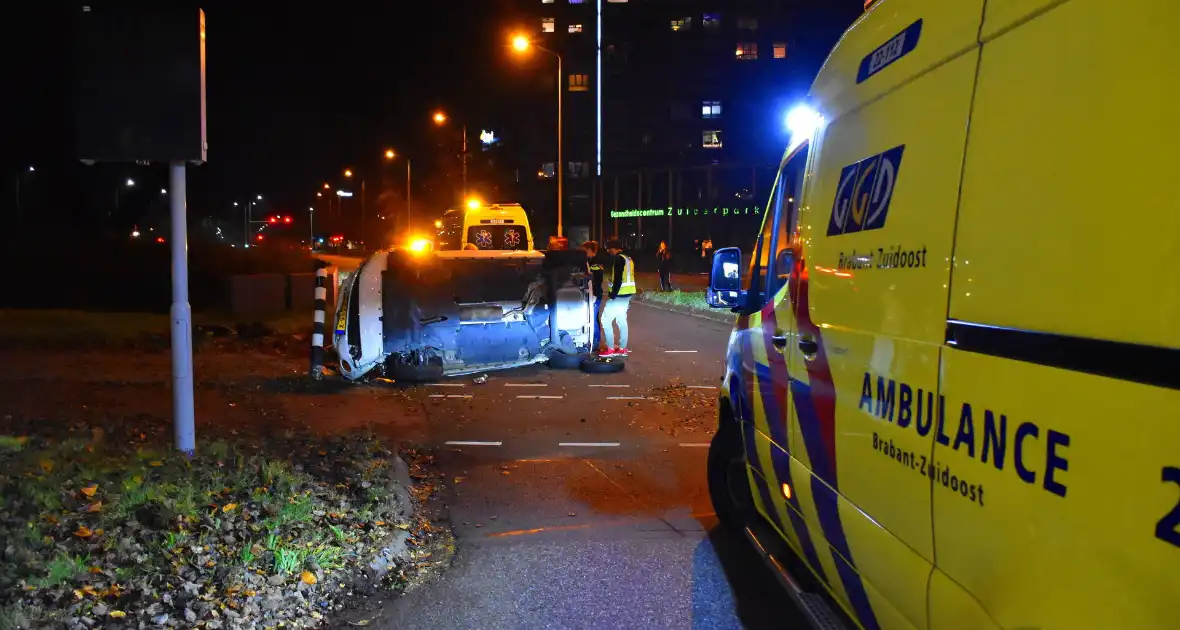 Ravage op kruising: auto belandt op zijkant na harde botsing - Foto 2