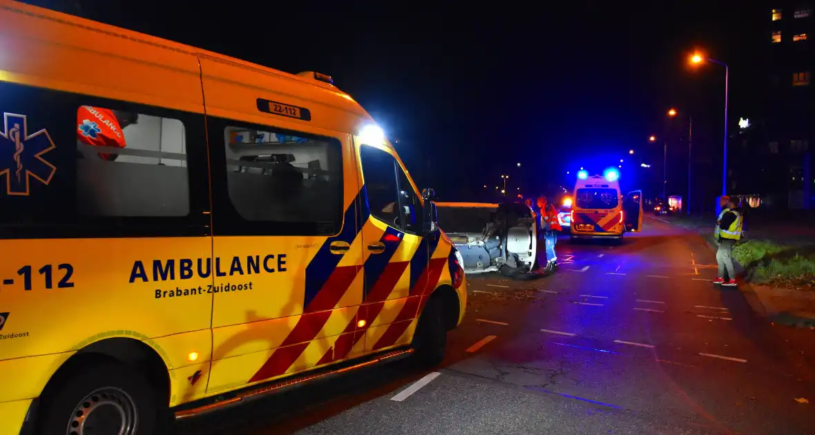 Ravage op kruising: auto belandt op zijkant na harde botsing - Foto 3