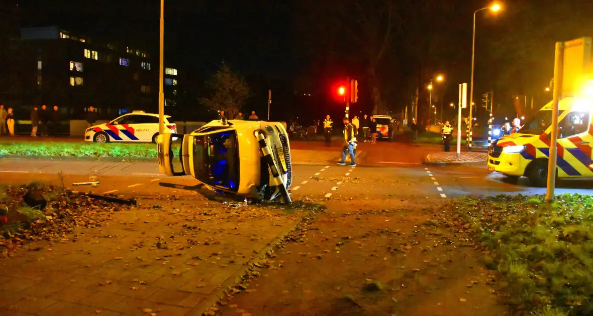 Ravage op kruising: auto belandt op zijkant na harde botsing - Foto 5