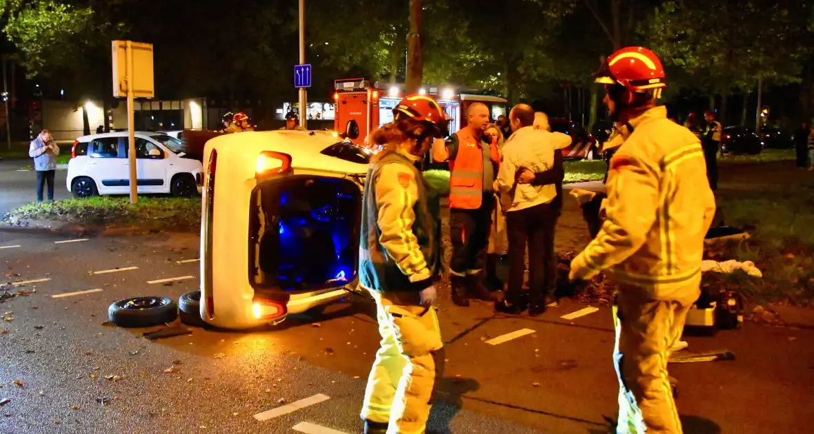 Ravage op kruising: auto belandt op zijkant na harde botsing - Foto 6