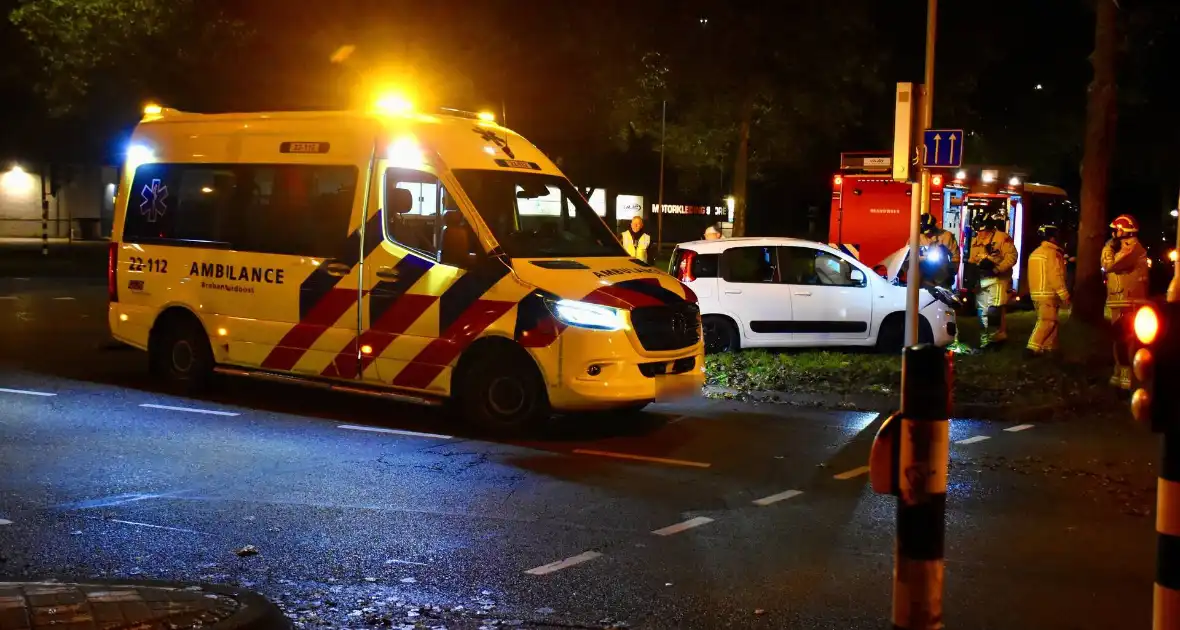 Ravage op kruising: auto belandt op zijkant na harde botsing - Foto 7