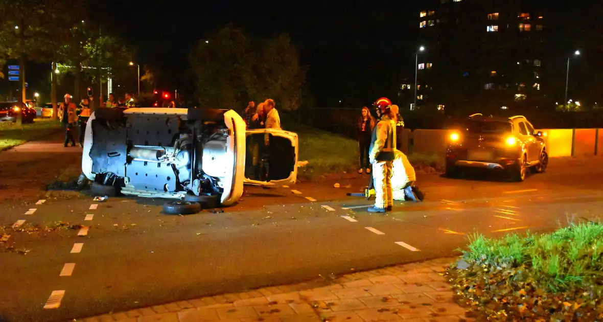 Ravage op kruising: auto belandt op zijkant na harde botsing - Foto 8