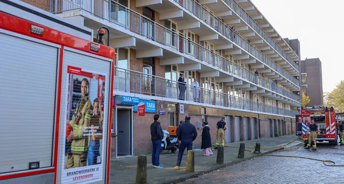 Brandweer ramt deur open wegens brand in flatwoning