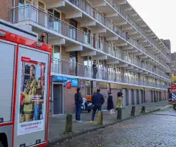 Brandweer ramt deur open wegens brand in flatwoning