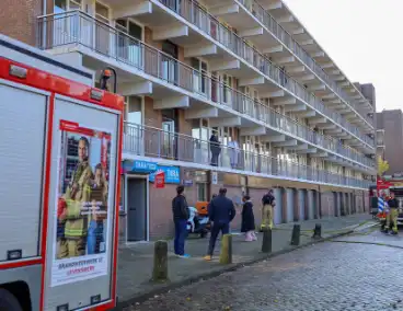 Brandweer ramt deur open wegens brand in flatwoning