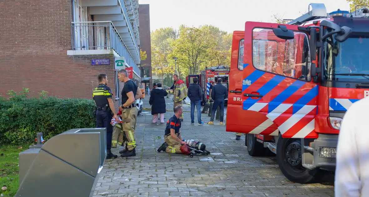 Brandweer ramt deur open wegens brand in flatwoning - Foto 1