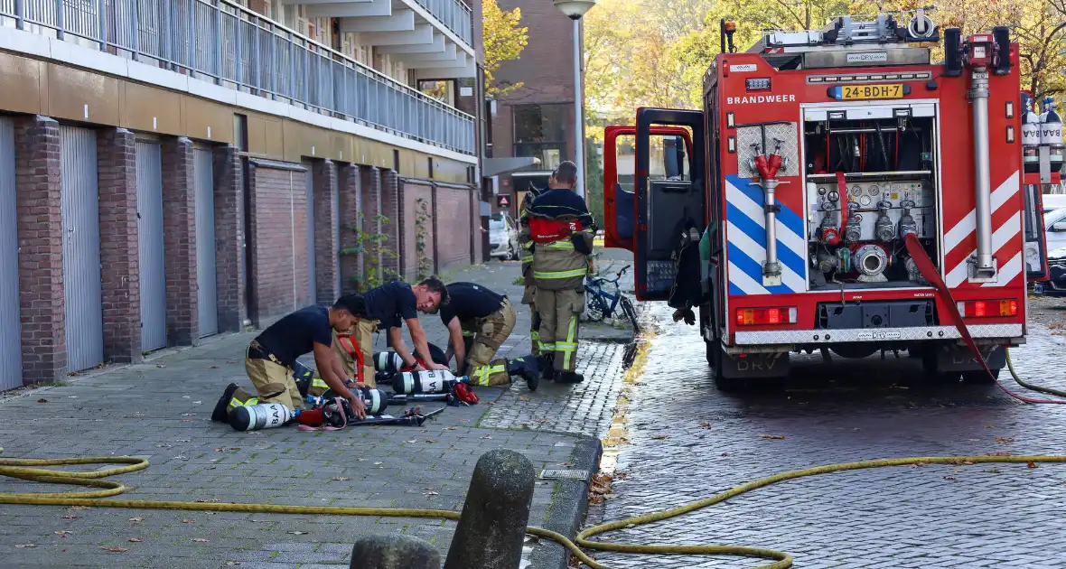 Brandweer ramt deur open wegens brand in flatwoning - Foto 3