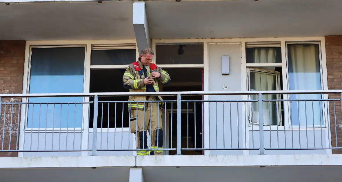 Brandweer ramt deur open wegens brand in flatwoning - Foto 5