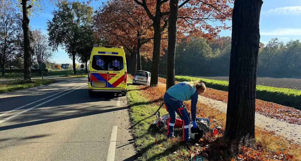 Vallende motorrijder geraakt door auto