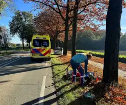 Vallende motorrijder geraakt door auto