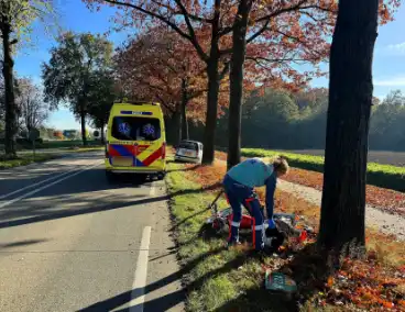 Vallende motorrijder geraakt door auto