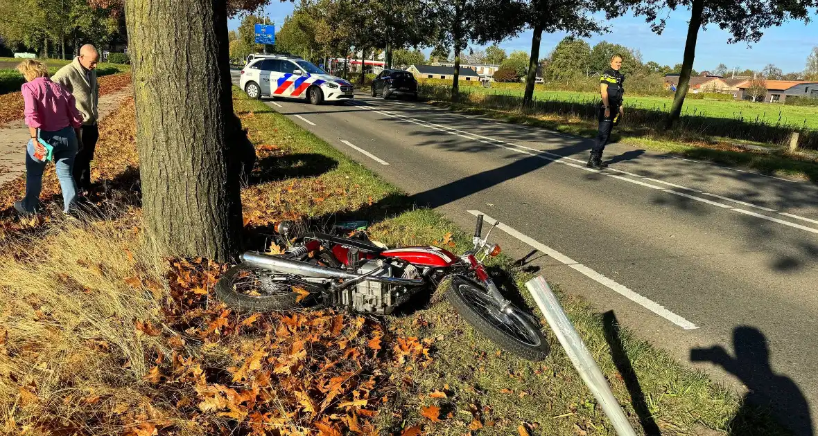 Vallende motorrijder geraakt door auto - Foto 1