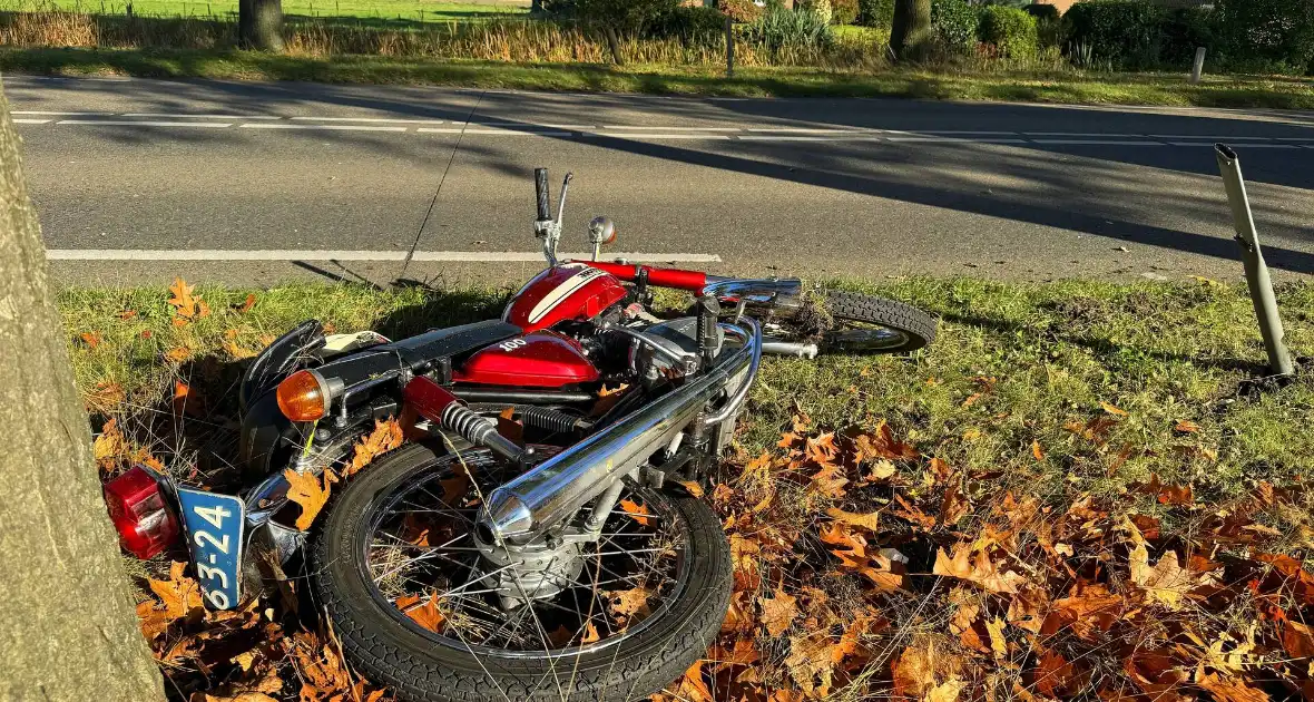 Vallende motorrijder geraakt door auto - Foto 6