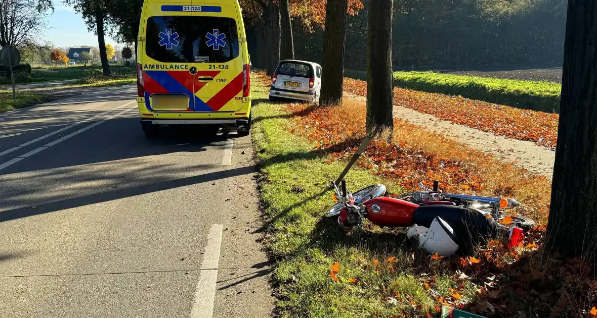 Vallende motorrijder geraakt door auto - Foto 7