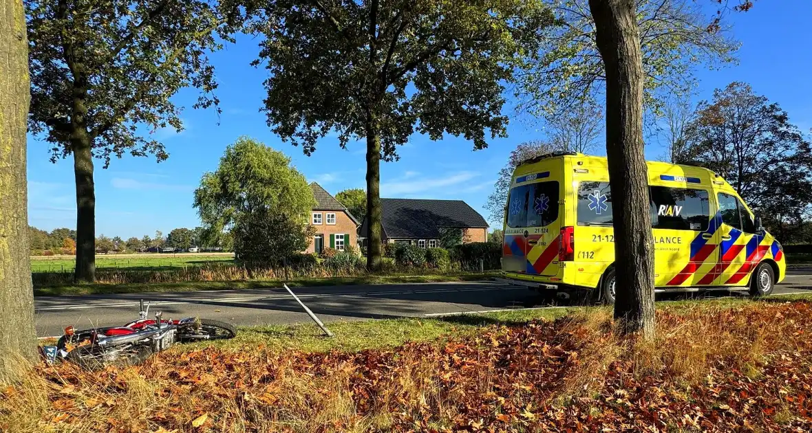 Vallende motorrijder geraakt door auto - Foto 8