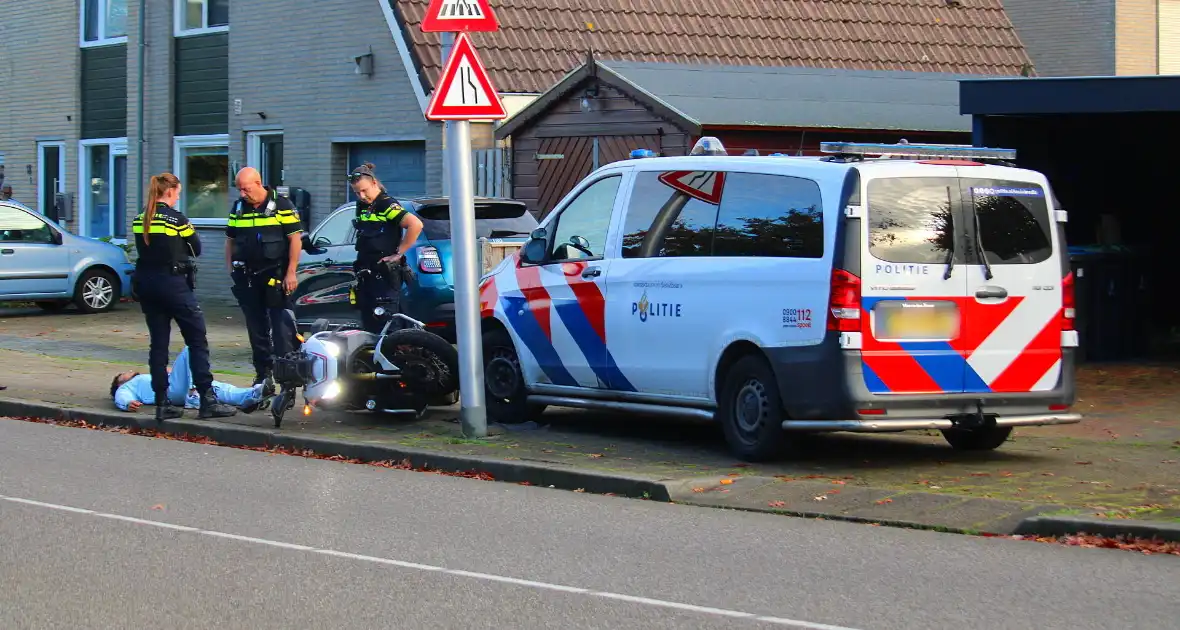 Vluchtende motorrijder komt ten val - Foto 1