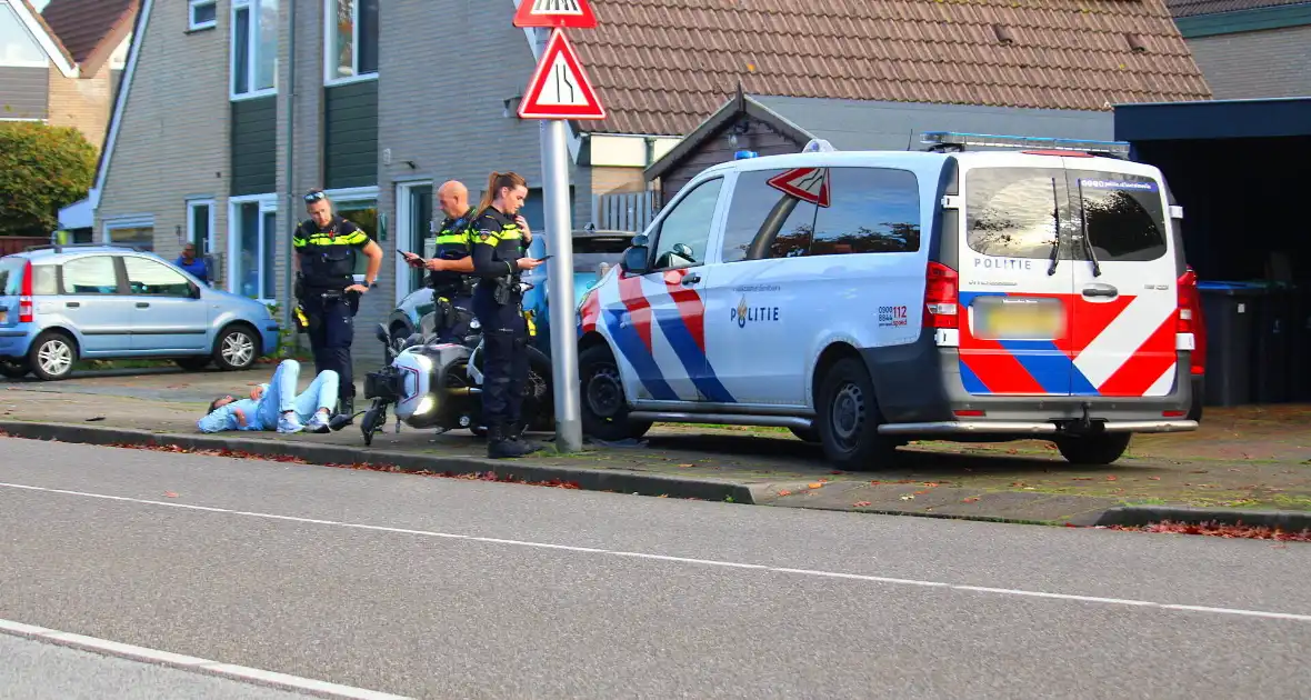 Vluchtende motorrijder komt ten val - Foto 4