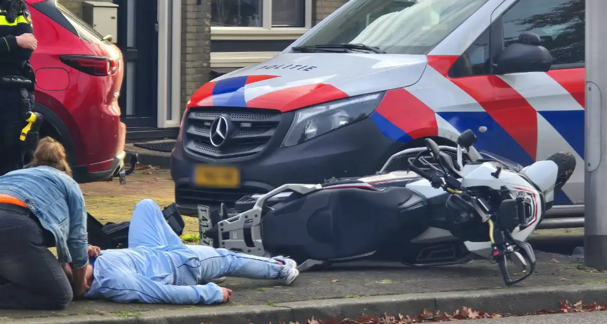 Vluchtende motorrijder komt ten val - Foto 5