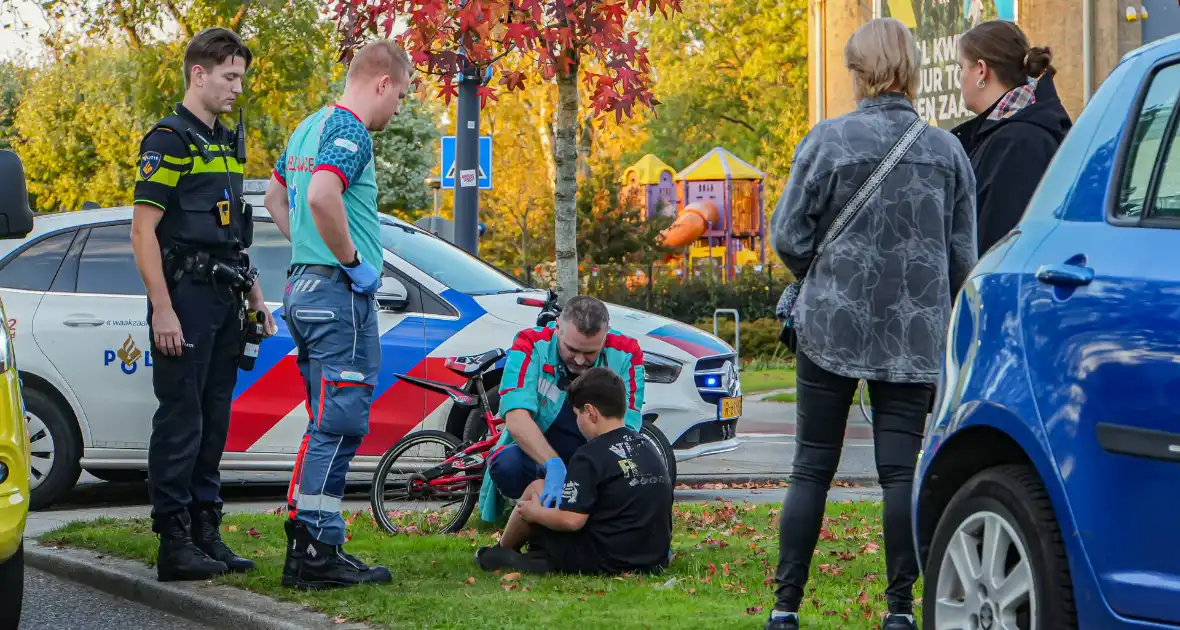 Jonge fietser ten val na botsing met auto