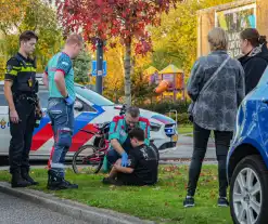 Jonge fietser ten val na botsing met auto