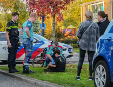 Jonge fietser ten val na botsing met auto