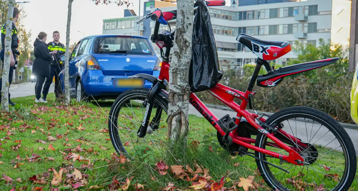 Jonge fietser ten val na botsing met auto - Foto 1