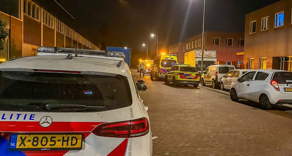 Persoon gewond na steekincident, politie doet onderzoek