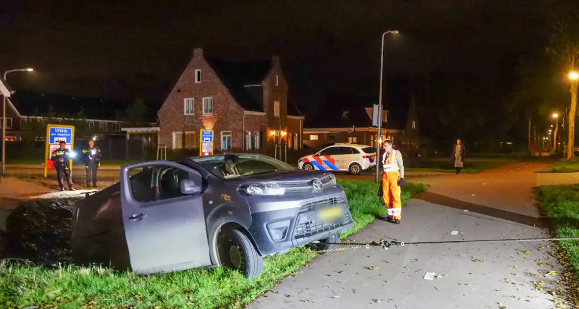 Auto raakt van de weg en belandt boven sloot