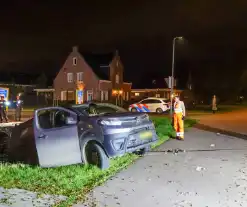 Auto raakt van de weg en belandt boven sloot