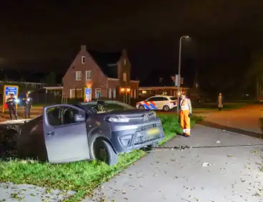 Auto raakt van de weg en belandt boven sloot