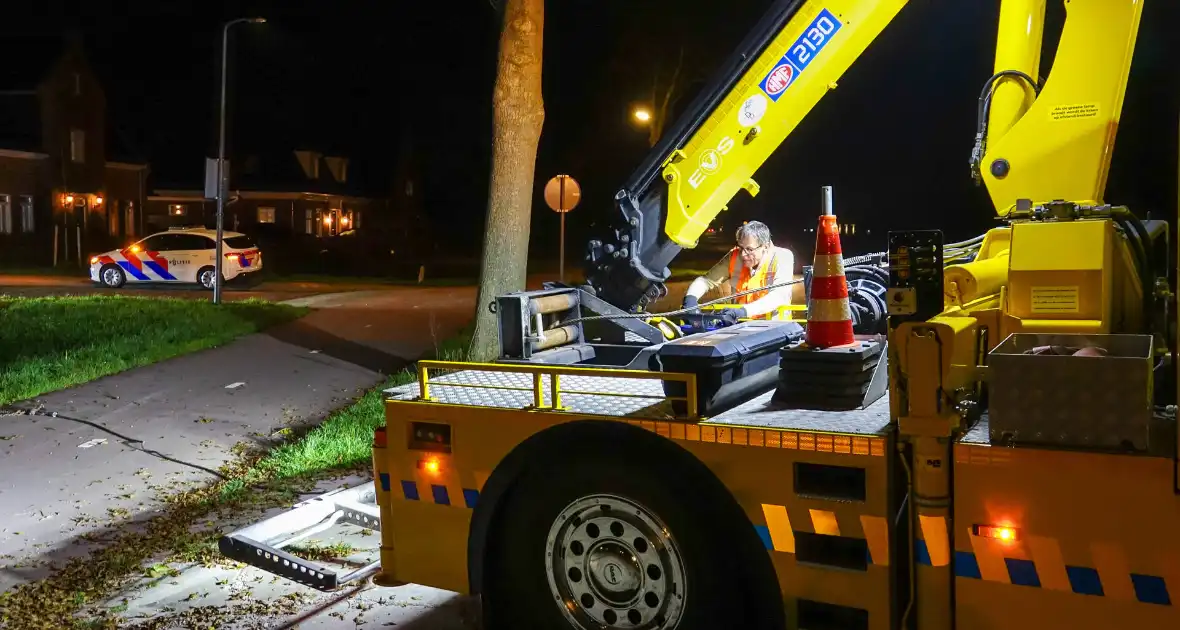 Auto raakt van de weg en belandt boven sloot - Foto 1