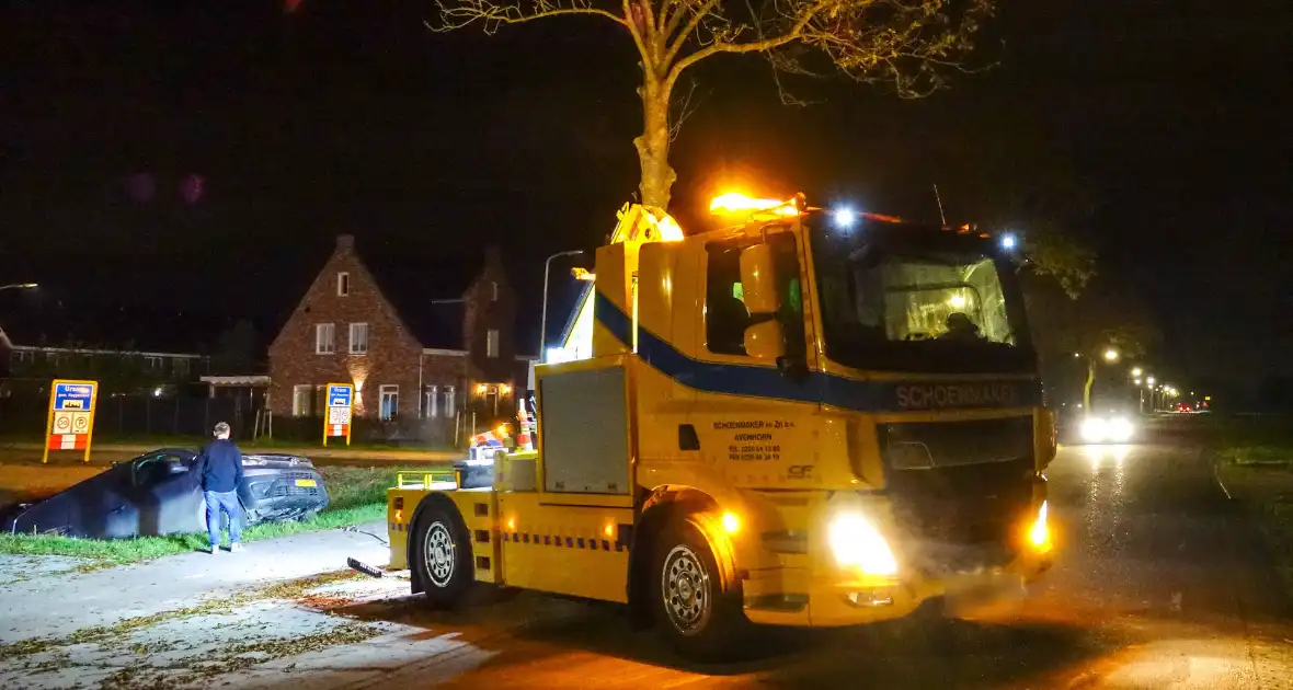 Auto raakt van de weg en belandt boven sloot - Foto 2