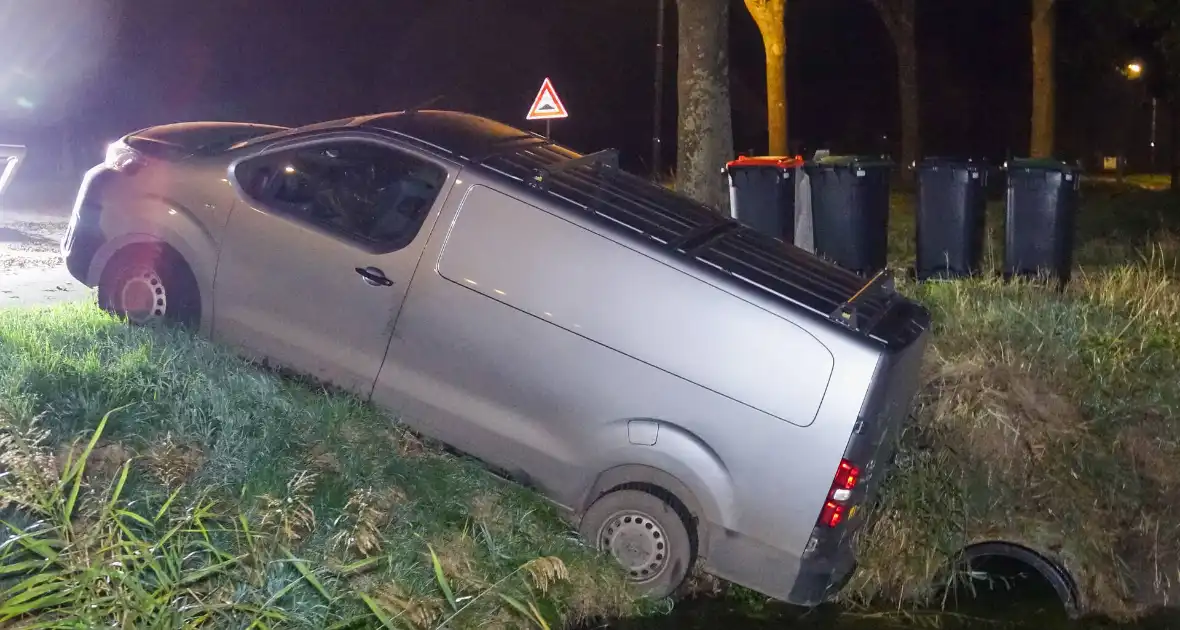 Auto raakt van de weg en belandt boven sloot - Foto 3