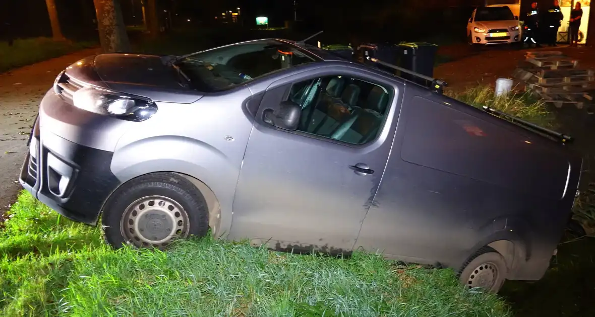 Auto raakt van de weg en belandt boven sloot - Foto 4