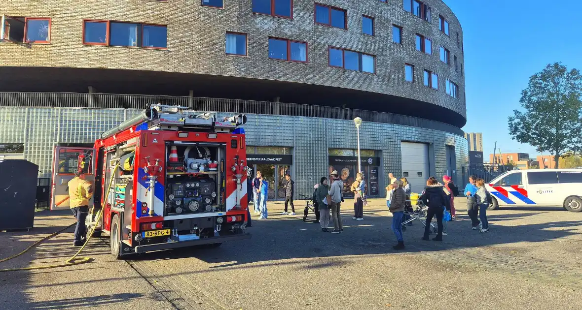 Brandweer doet onderzoek naar gaslucht, supermarkt ontruimd