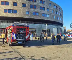 Brandweer doet onderzoek naar gaslucht, supermarkt ontruimd