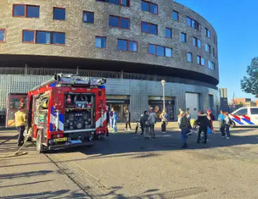 Brandweer doet onderzoek naar gaslucht, supermarkt ontruimd