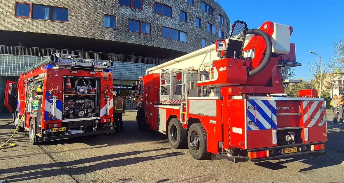 Brandweer doet onderzoek naar gaslucht, supermarkt ontruimd - Foto 1