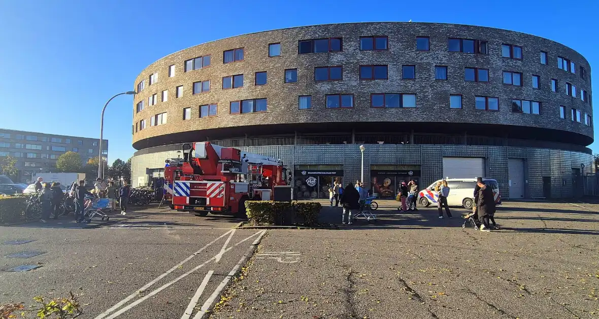 Brandweer doet onderzoek naar gaslucht, supermarkt ontruimd - Foto 3