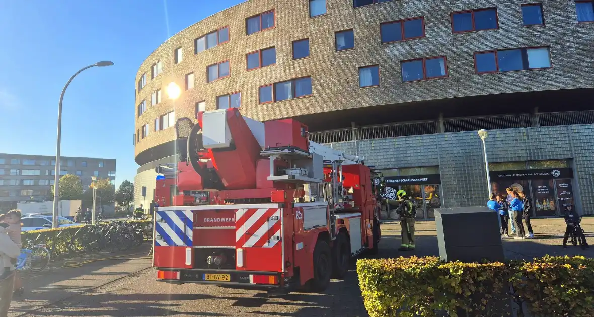 Brandweer doet onderzoek naar gaslucht, supermarkt ontruimd - Foto 6