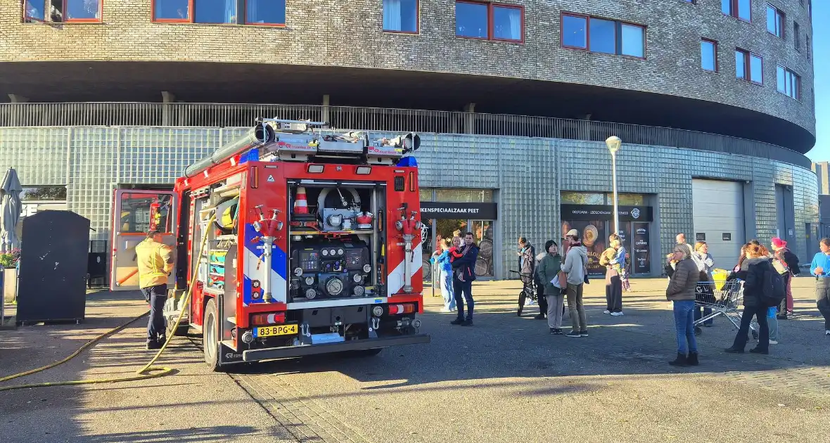 Brandweer doet onderzoek naar gaslucht, supermarkt ontruimd - Foto 7