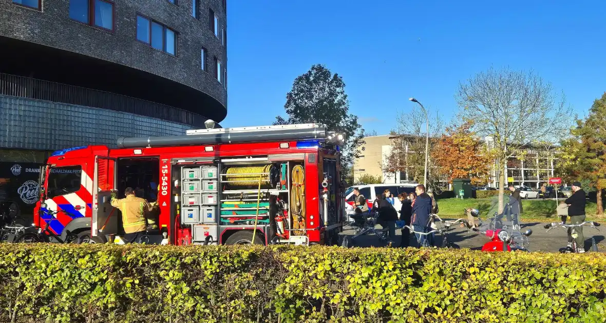 Brandweer doet onderzoek naar gaslucht, supermarkt ontruimd - Foto 8